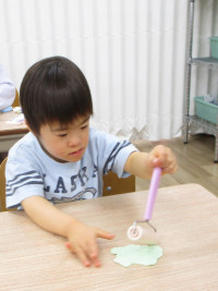 粘土を伸ばしているよ
