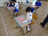 矢印をよく見て拭いています。 矢印をよく見て拭いています。