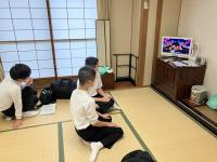 男子はテレビに夢中。