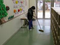 中学生が廊下を掃除してくれました。