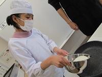 牛乳と砂糖、ゼラチンを鍋で溶かします。 牛乳と砂糖、ゼラチンを鍋で溶かします。