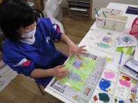 濡らした紙を置いて、しっかりと押して色を写しています。(1年生) 濡らした紙を置いて、しっかりと押して色を写しています。(1年生)