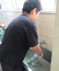水で洗う