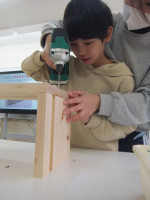 ネジ打ち込む様子