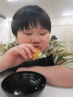 いなり寿司をほおばる様子