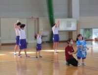 両手で花をつくって、高く上げます。